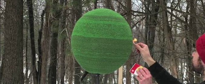 Copertina di Che effetto fa accendere una palla di 42mila fiammiferi? L’artista Ben Ahles ci ha provato. Il risultato è spettacolare