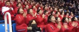 Copertina di Olimpiadi invernali 2018, sugli spalti spopolano le coreografie delle cheerleader nordcoreane: sorrisi e precisione marziale