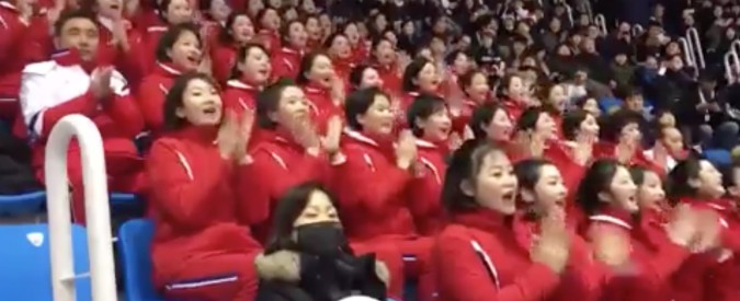 Copertina di Olimpiadi invernali 2018, sugli spalti spopolano le coreografie delle cheerleader nordcoreane: sorrisi e precisione marziale