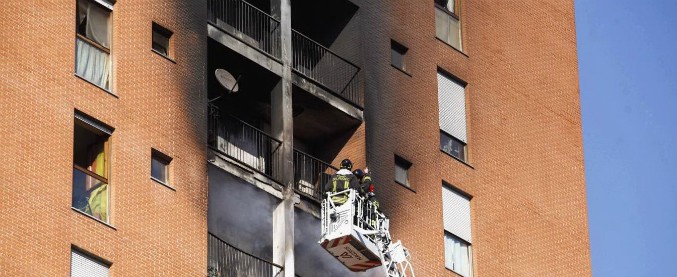 Incendio Milano, morto il 13enne intossicato nel palazzo di case popolari. Indagati i proprietari di un appartamento