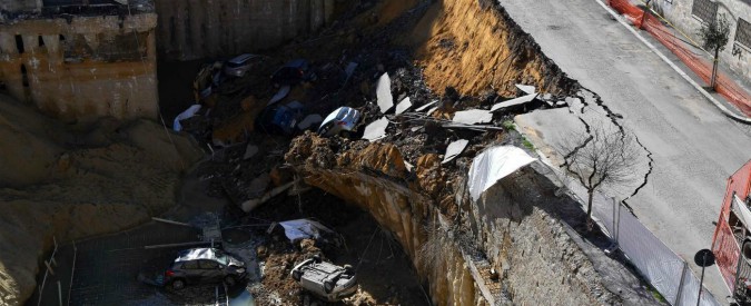 Copertina di Roma, voragine in strada alla Balduina: 2 indagati per crollo colposo. Due palazzine inagibili, 20 famiglie fuori casa – FOTO