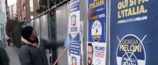 Copertina di Elezioni 2018, i manifesti della Lega? “A Milano li attaccano gli extracomunitari”