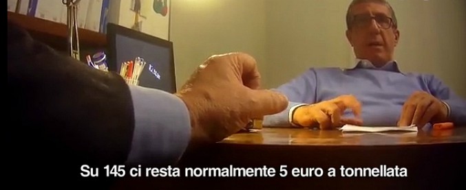 Copertina di Napoli, così l’azienda regionale cerca i trafficanti di rifiuti: “Ci dobbiamo saziare tutti e ci lasciamo un po’ d’appetito”