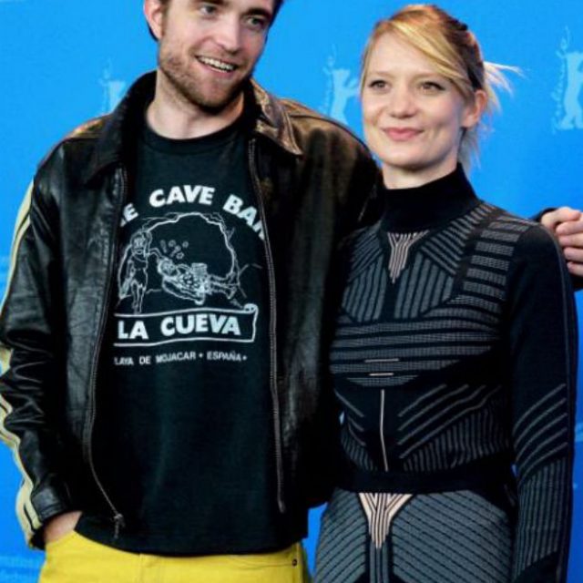 Festival di Berlino 2018, Robert Pattinson e Mia Wasikowska con la campagna #MeToo. Fischi al film loro Damsel