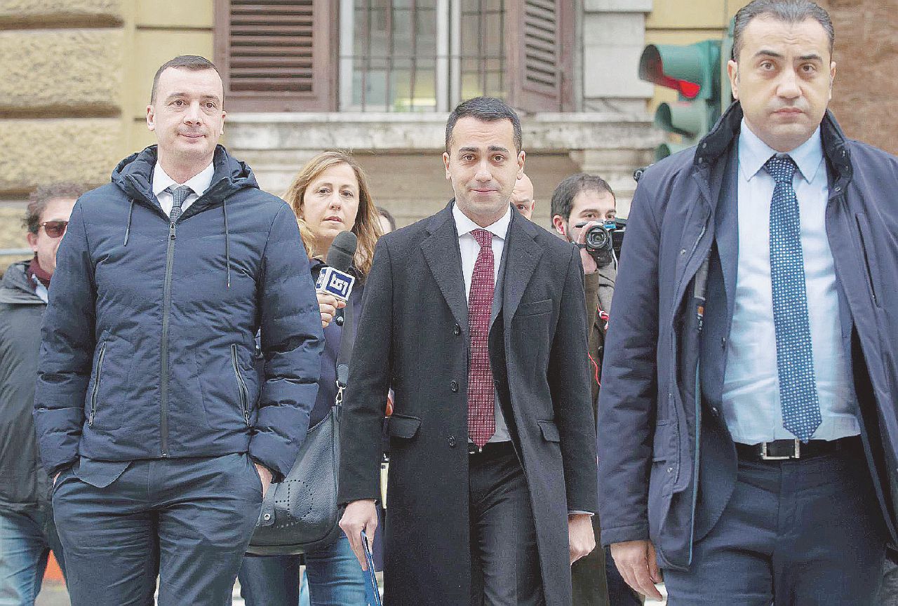 Piovono massoni: il M5S ne ha in lista tre (e li caccia)