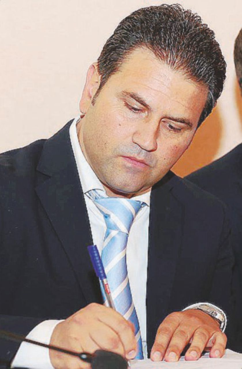 Copertina di Inchiesta per concussione e abusivismo: il sindaco non può più entrare in municipio