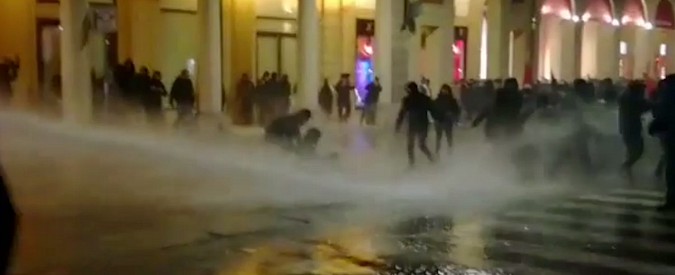 Copertina di Bologna, presidio blindato per Forza Nuova. La polizia respinge gli antifascisti: idranti, cariche e lacrimogeni