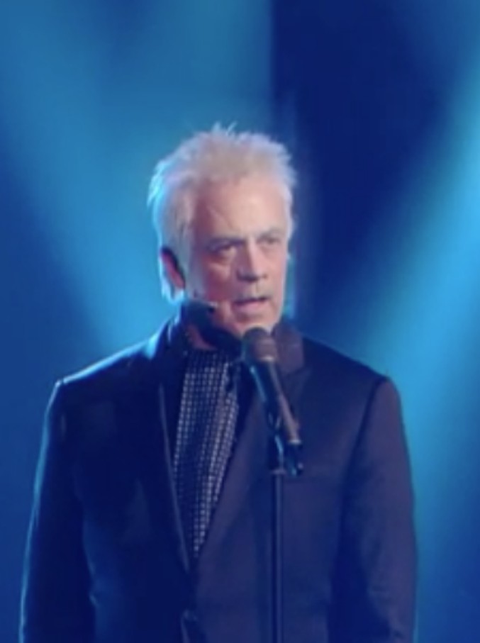 Copertina di Crozza-Sting per la prima volta sul palco di Fratelli di Crozza si esibisce in Italiano. Il risultato è esilarante