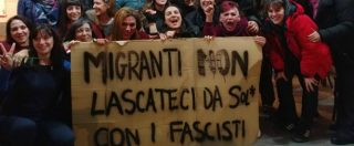 Copertina di “Migranti non lasciateci soli con i fascisti”. La foto delle femministe su Facebook sommersa dagli insulti