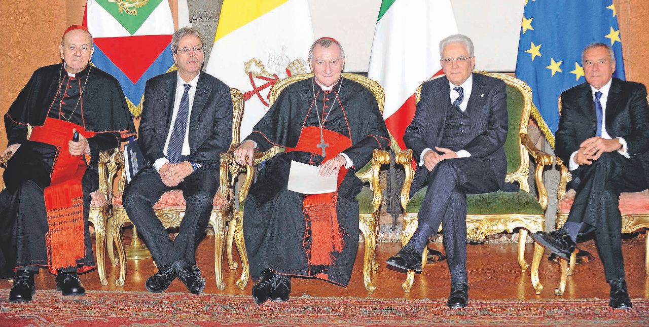 Cerimonia - Sergio Mattarella, Paolo Gentiloni e Pietro Parolin durante l’89esimo anniversario dei Patti Lateranensi - LaPresse Il governo costretto alle scuse per far pace con vescovi e Curia