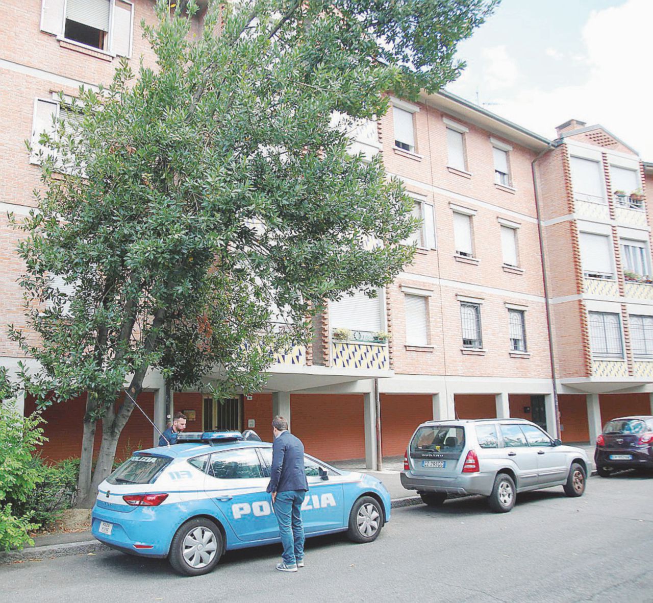 Nel 2016 - La polizia davanti al palazzo di via Benini a Bologna dopo la morte di Alessandro - Ansa Il bambino ucciso dal vetro e il pm che rinuncia al processo