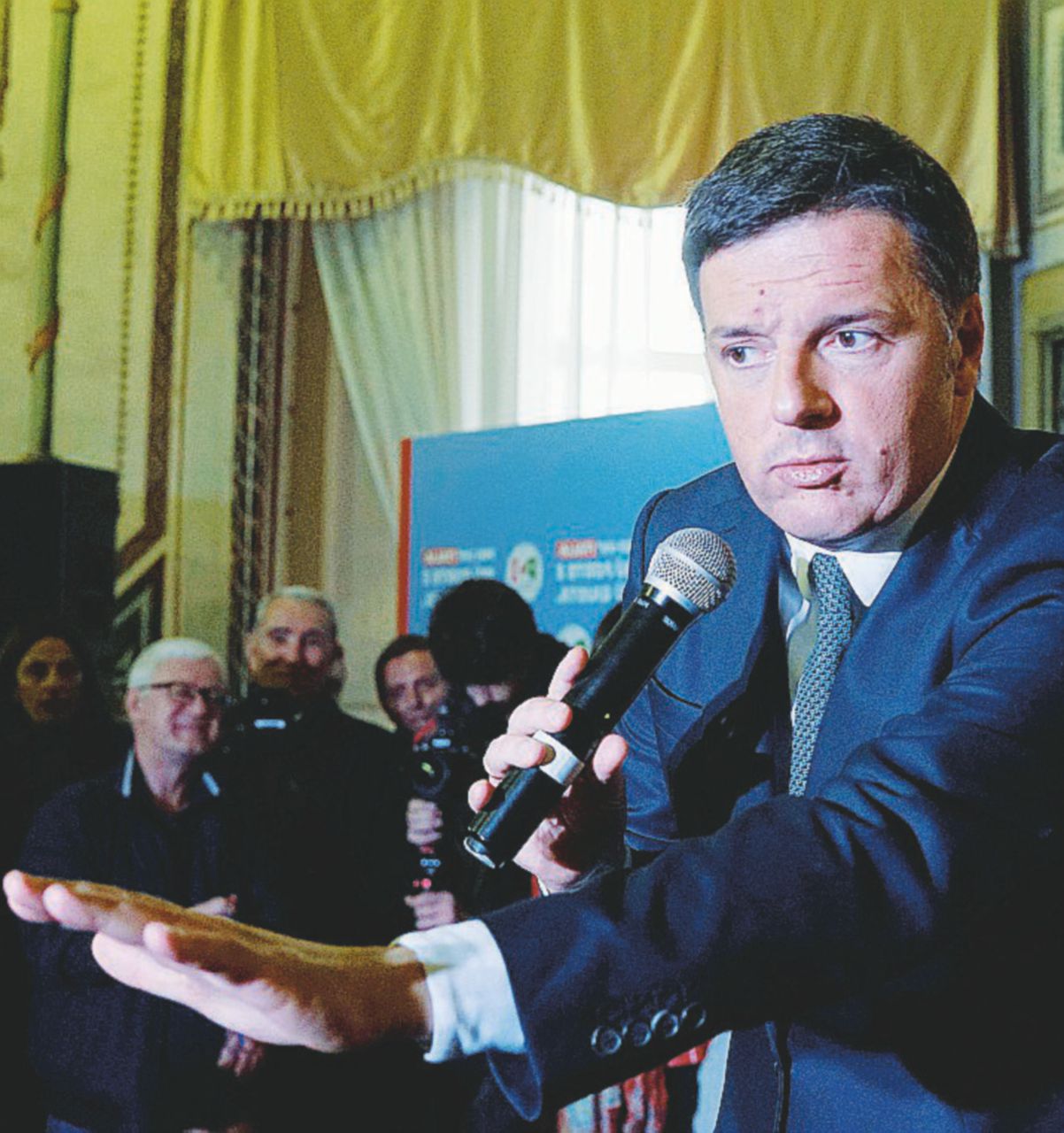 Copertina di Matteo gira Napoli insieme al fantasma di Don Vincenzo