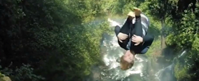 Copertina di Robert Wall sfida le cascate di Magia Blanca, le riprese dei salti da 30 metri tolgono il fiato