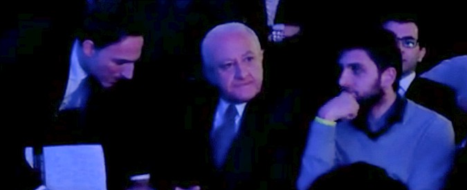 Copertina di Napoli, inchiesta appalti rifiuti. Roberto De Luca si dimette: “Provocazione vergognosa. Non voglio fornire alibi”