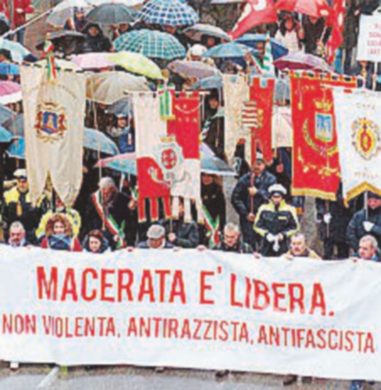 Copertina di Macerata antifascista sfila sulle note di “Bella ciao”