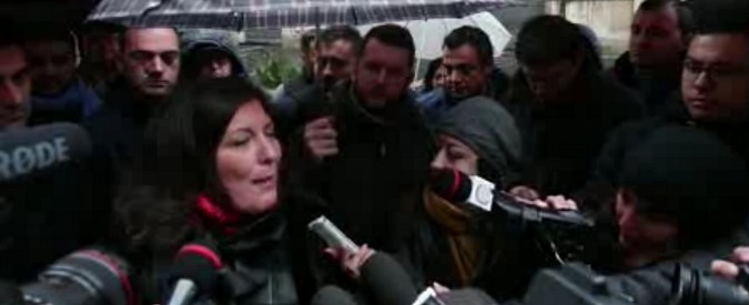 Copertina di Napoli, M5S sotto la Regione con il video di Fanpage: “Il presidente De Luca si dimetta”