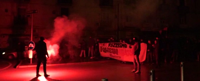 Copertina di Napoli, comizio blindato per Casapound. Bombe carta e cariche della polizia: fermati 20 attivisti