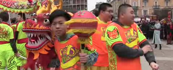 Copertina di Capodanno cinese 2018, a Milano la Cina è vicina e in via Paolo Sarpi va in scena la parata per l’anno del cane fra draghi e lanterne