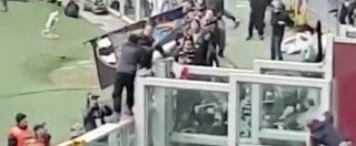 Copertina di Torino-Juve, il tifoso granata spinge il bianconero giù dalla balaustra a bordo campo. E dagli spalti la tifoseria rincara