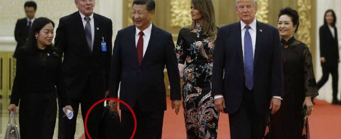Cina, sfiorata la rissa tra 007 durante la visita di Donald Trump per la “valigetta nucleare” del presidente Usa