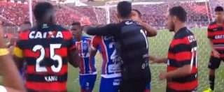 Copertina di Vitoria – Bahia, lo sfottò del calciatore scatena la maxi rissa in campo: 9 espulsi e partita sospesa