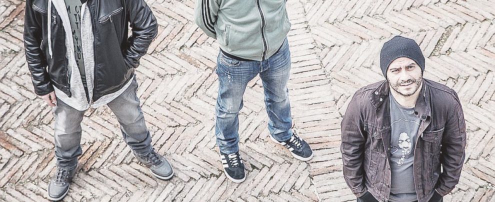 Ospite d’eccezione - Daniele Sanzone con la band di Scampia. Al nuovo album e al video partecipa Caparezza “Suoniamo per non doverci turare il naso”