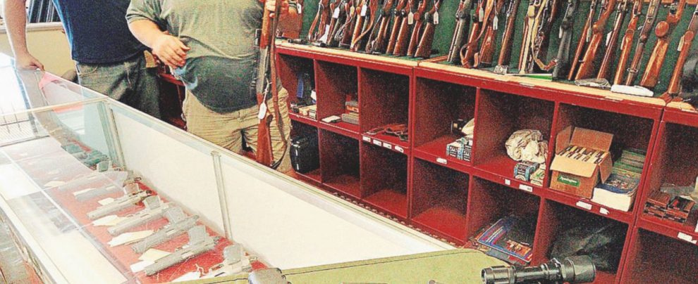 Il più venduto - Un fucile Ar-15 sul bancone di una armeria; è una delle armi usate nelle stragi - Ansa Super sconto per potenziare i fucili, alla faccia delle stragi