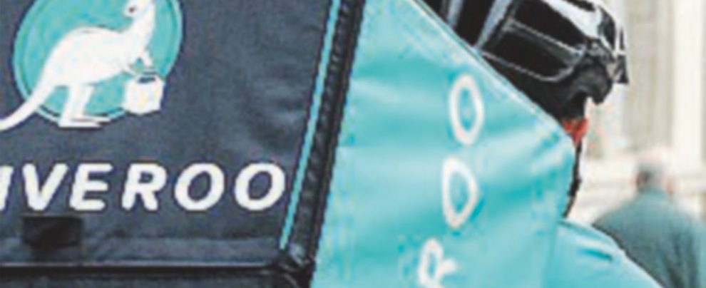 Deliveroo ritira i caschi dei riders: non sono a norma Deliveroo ritira i caschi dei riders: non sono a norma