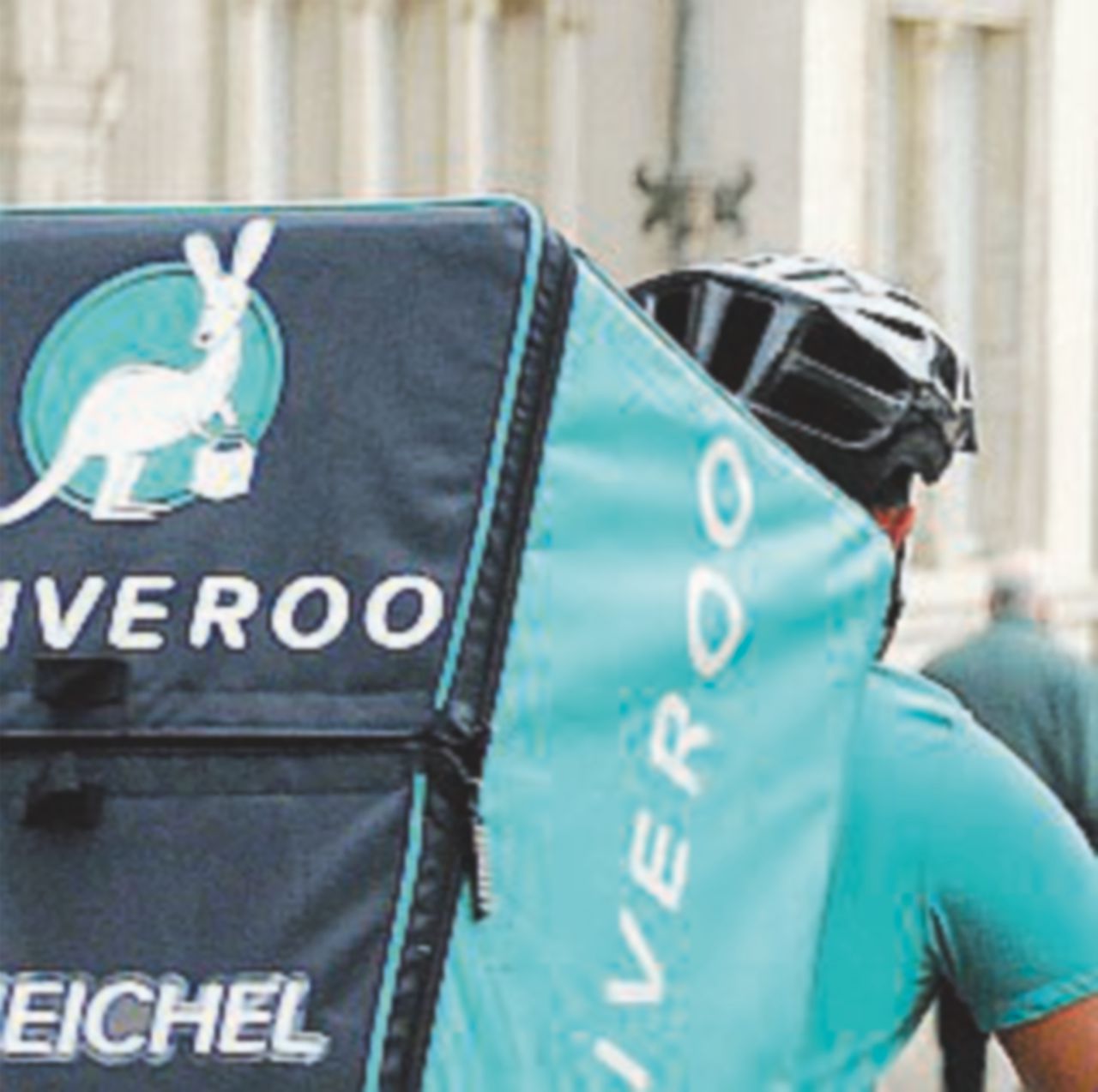 Copertina di Deliveroo ritira i caschi dei riders: non sono a norma
