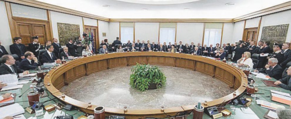 - Il Consiglio superiore della magistratura e, sotto a sinistra, Henry J. Woodcock “Ferie a Poggioreale?” L’accusa: Woodcock ha intimidito Vannoni