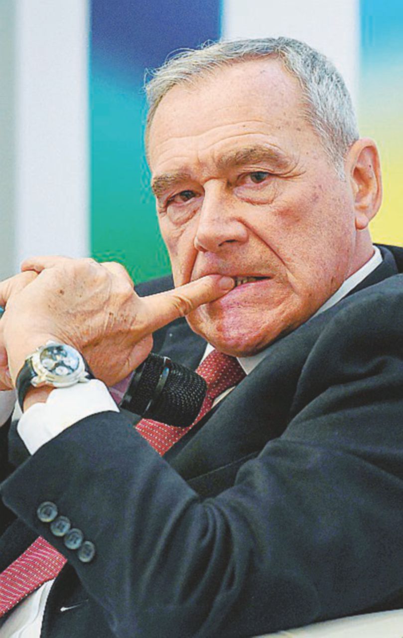 De Luca all’attacco: “Siete camorristi, vi ringoierete tutto”