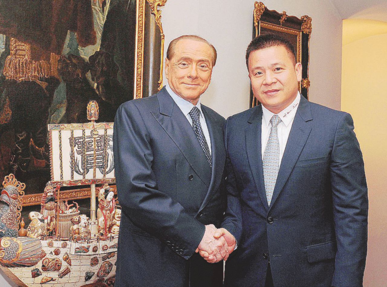 Al tappeto - Silvio Berlusconi e la sua creatura, il Milan. Milan, i guai del socio cinese. Fuorigioco di B. dalle elezioni