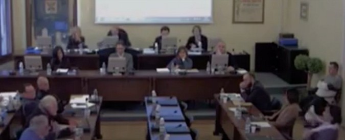 Copertina di Bussolengo, in consiglio comunale la battuta sessista contro la consigliera M5S: “Lei a 90 gradi per natura”