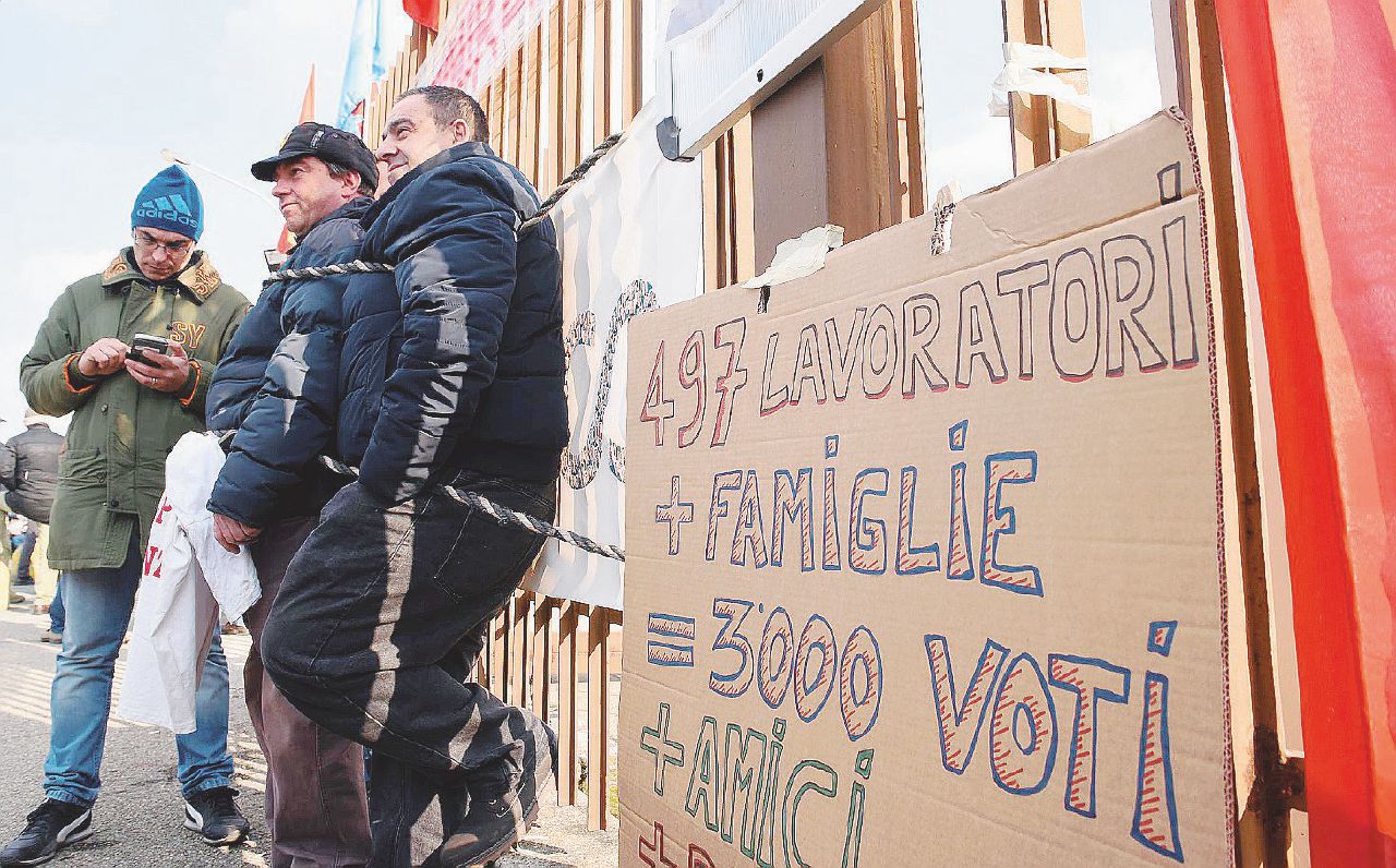 Legati ai cancelli - La protesta dei lavoratori della Embraco, ieri - LaPresse Embraco, dietro il trasloco a Est nessuna crisi: in 4 anni utili raddoppiati. E gli stipendi pesano solo il 7% del fatturato