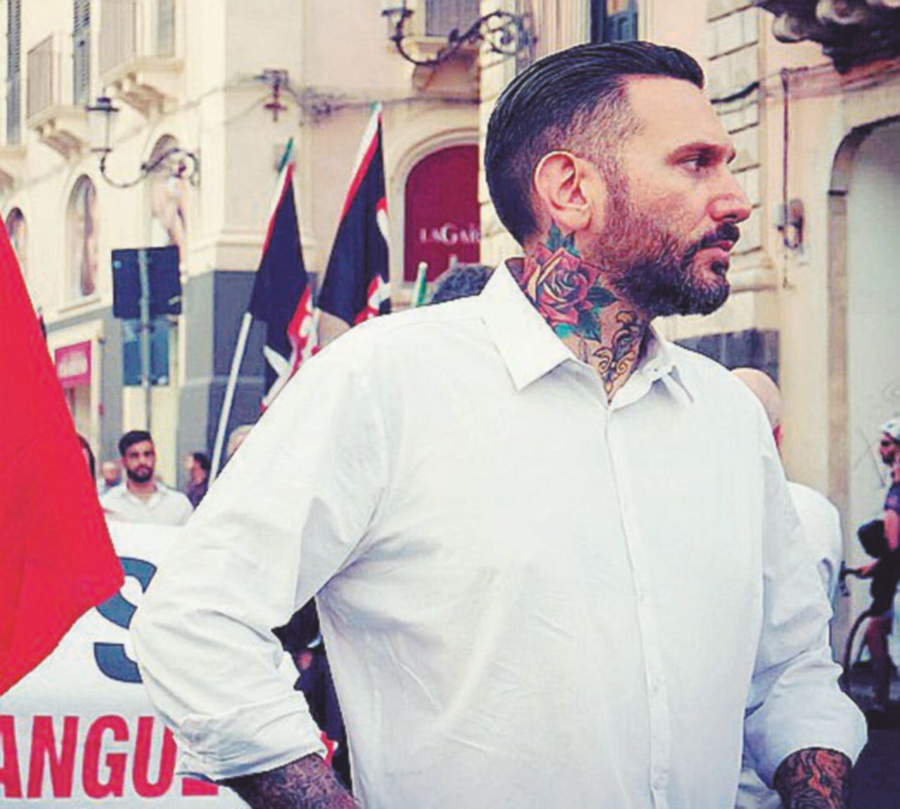 Copertina di Un dirigente di Forza Nuova legato e pestato in pieno centro