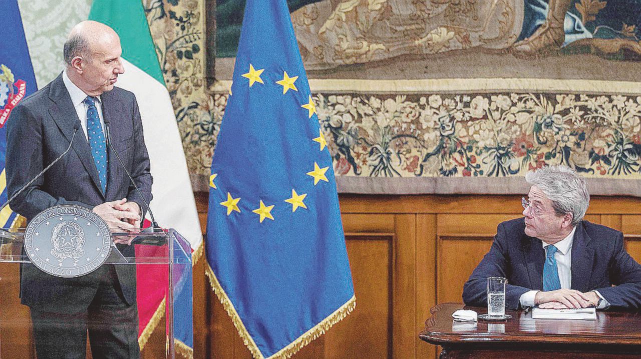 A Palazzo Chigi - Alessandro Pansa, direttore del Dipartimento per le informazioni e la sicurezza (Dis) insieme al presidente del Consiglio dei ministri, Paolo Gentiloni - LaPresse Cyber, islamici, estremisti: tutti gli allarmi degli 007