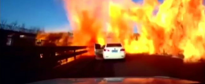 Copertina di Dopo l’incidente l’esplosione è improvvisa: l’auto viene circondata dalle fiamme. Il panico della bambina