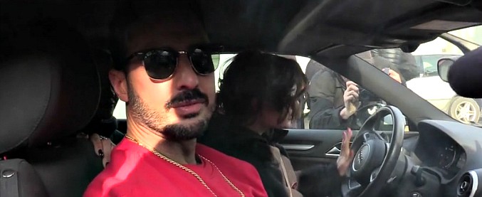 Copertina di Fabrizio Corona esce dal carcere, fidanzata e fan lo aspettano fuori da San Vittore: “Sei un mito”. E lui: “Lo so”