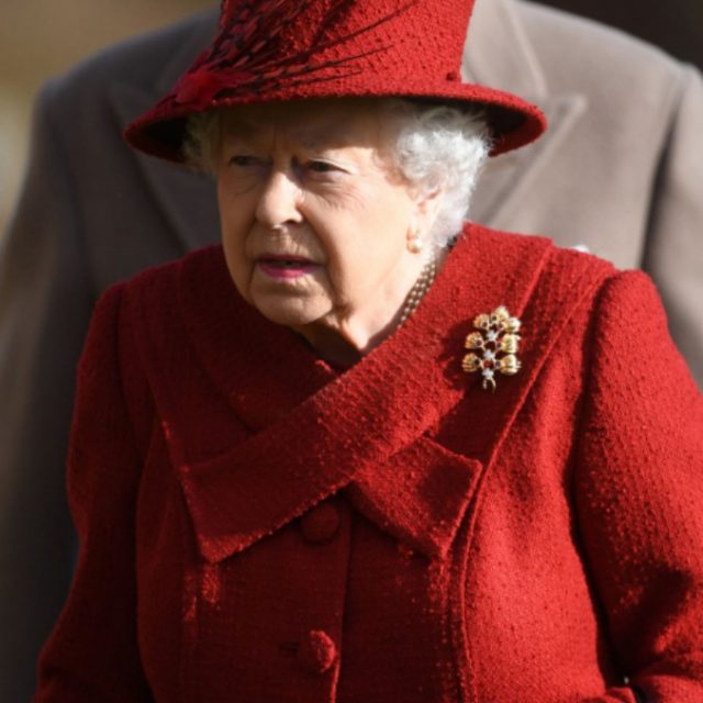 Regina Elisabetta “sfrattata”: dopo mezzo secolo le fanno cambiare stanza per “lavori in corso” (diretti dal 96enne marito Filippo)
