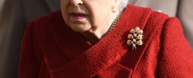 Regina Elisabetta “sfrattata”: dopo mezzo secolo le fanno cambiare stanza per “lavori in corso” (diretti dal 96enne marito Filippo)