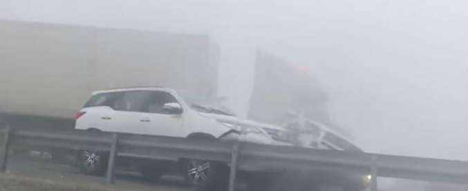 Copertina di Nebbia fitta in autostrada, il tamponamento a catena coinvolge 44 veicoli… In Pianura Padana? No, a Dubai