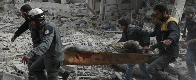 Copertina di Siria, 4° giorno di raid sulla Ghouta est: “Oltre 300 morti, tra cui 72 bambini”. Save The Children: “Peggio di Aleppo”