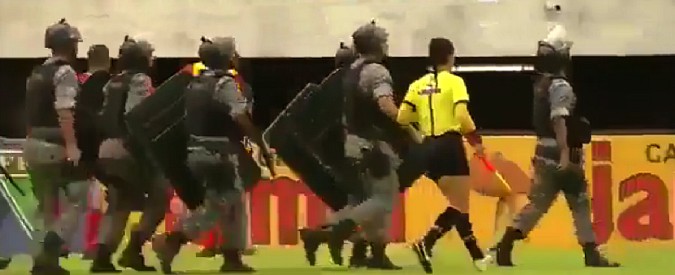 Copertina di Un raccattapalle che esulta, un calciatore che si arrabbia. Poi succede il finimondo e in campo arriva la celere