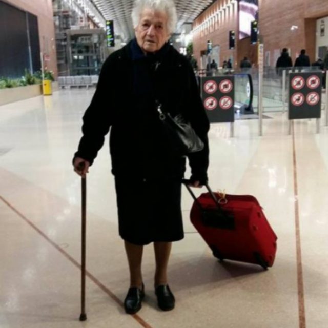 La nonna di 93 anni che è partita volontaria per il Kenya: “Conserviamo un po’ di incoscienza per vivere e non per sopravvivere”