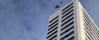 Copertina di Si lancia dal grattacielo ma il paracadute non si apre, finisce al suolo dopo un volo di 75 metri. E’ vivo