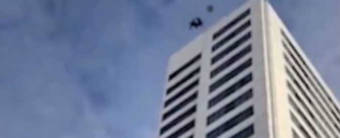 Si lancia dal grattacielo ma il paracadute non si apre, finisce al suolo dopo un volo di 75 metri. E’ vivo