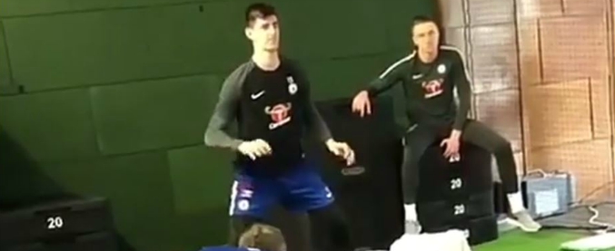 Copertina di Una raffica di palle investe Courtois, ecco come si allena il portiere del Chelsea