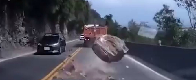 Copertina di Vivo per miracolo, masso precipita da 30 metri sulla carreggiata. Il video che Tsai non smetterà di guardare