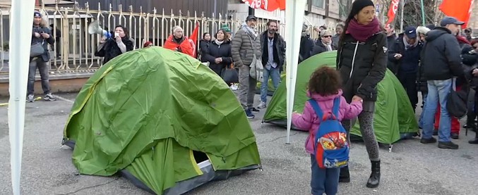 Copertina di Roma, nulla di fatto per gli sgomberati dei Santi Apostoli: “Dormiamo al freddo, ma continuano a chiederci di aspettare”
