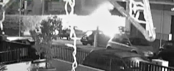 Copertina di Ragusa, minacce e intimidazioni alla ex-moglie: stalker dà fuoco all’auto del nuovo compagno. Il video che lo incastra